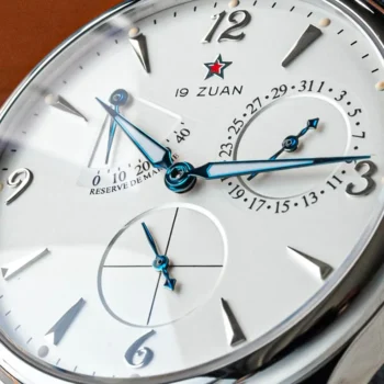 Retro aviation-style dial with luminous hands and small date display