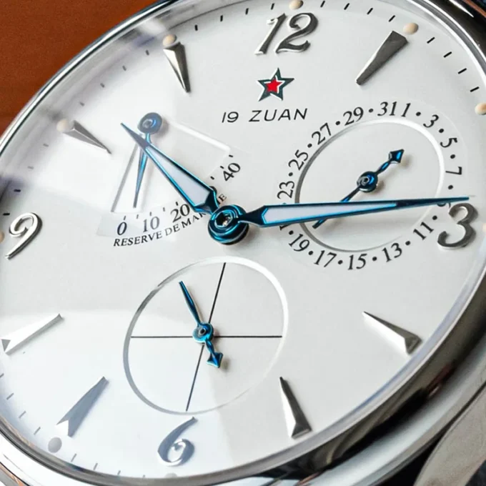 Retro aviation-style dial with luminous hands and small date display